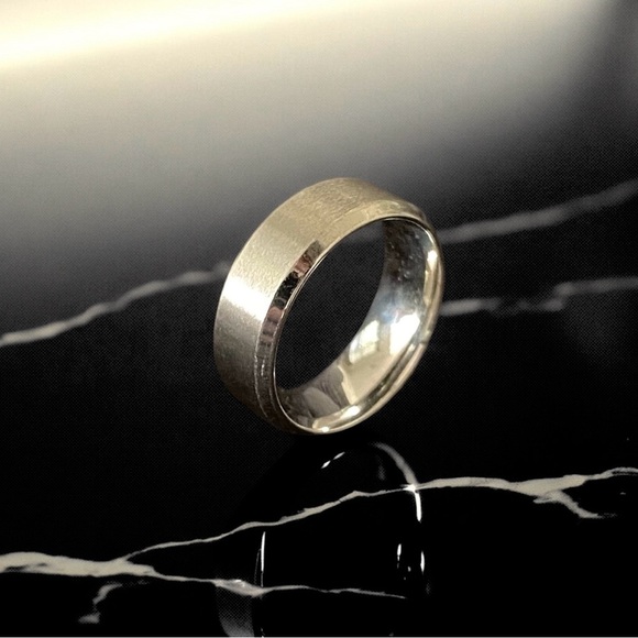 Stainless Steel Men’s Matte and Polished Silver 8mm ring - Size 10 - Picture 2 of 6